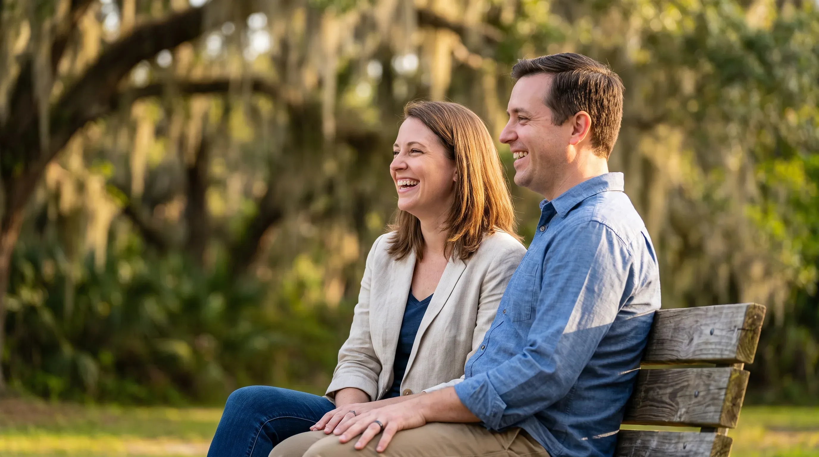Casal rindo junto em um banco de parque perto de Minneola, FL.