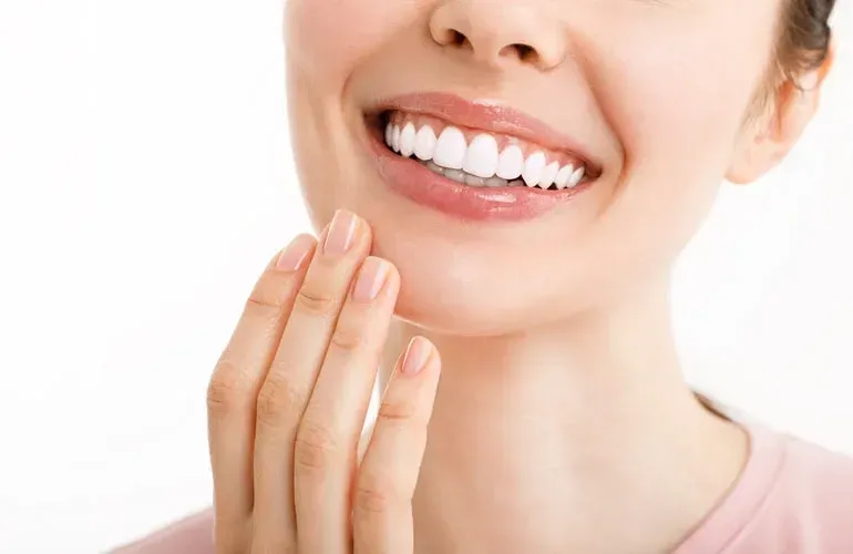 Woman with a healthy, flawless white smile - porcelain veneers and dental crowns at Neola Dental in Minneola, FL