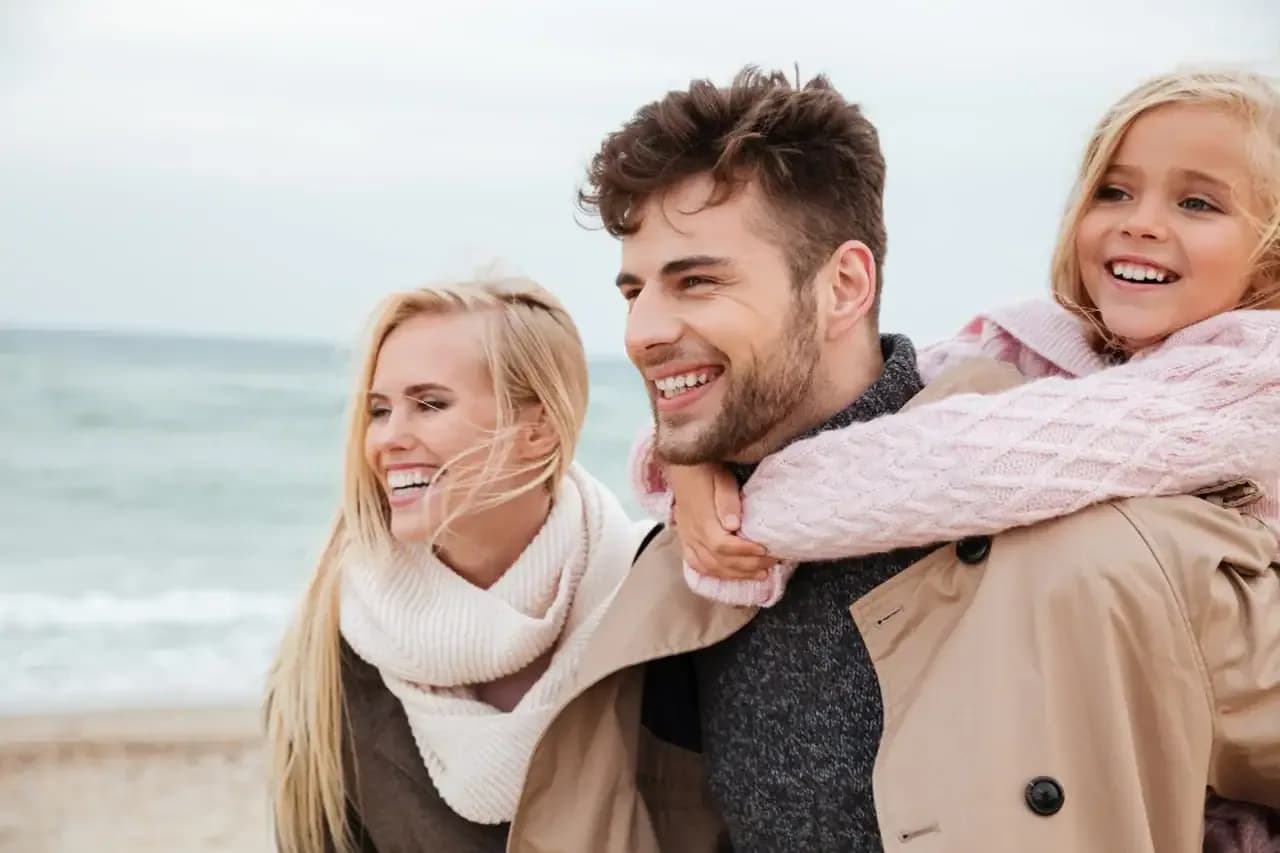 Familia sonriendo en Neola Dental en Minneola, FL