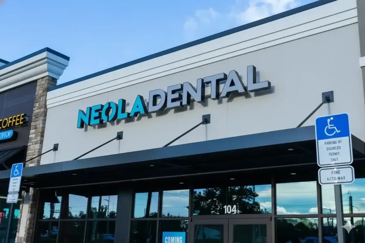 Dentista examinando a un paciente en una sala de tratamiento de Neola Dental en Minneola, FL