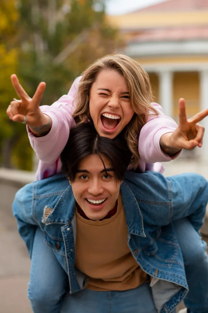 Pareja joven feliz con sonrisas sanas y radiantes después de su visita en Neola Dental, que atiende Montverde, FL