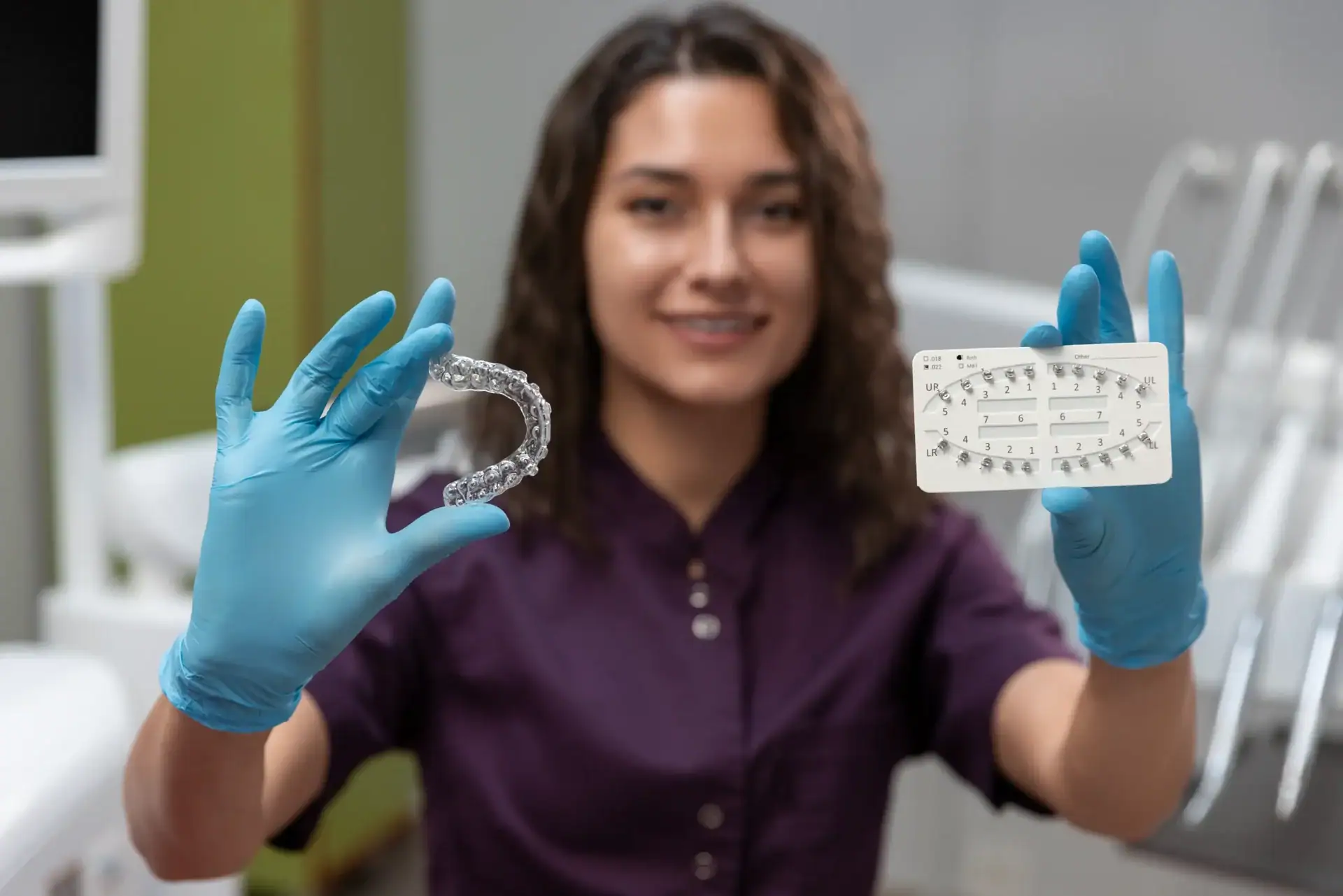 El proceso del tratamiento con Invisalign en la clínica Neola Dental en Minneola, FL